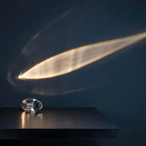 Candeeiro de Mesa Cristal LED: Design Italiano e Projetor Noturno