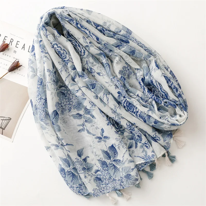 Lenço Estampado Azul Clássico para Mulher - Image 3