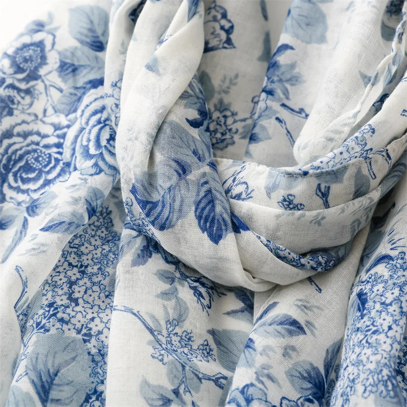 Lenço Estampado Azul Clássico para Mulher - Image 8