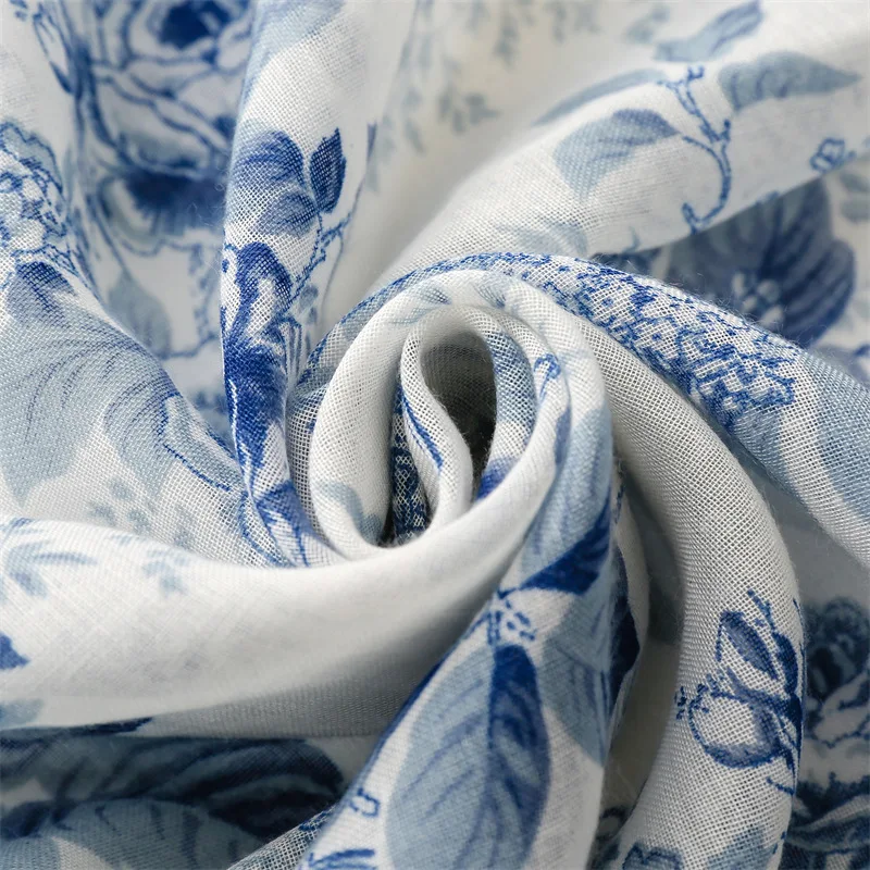Lenço Estampado Azul Clássico para Mulher - Image 6