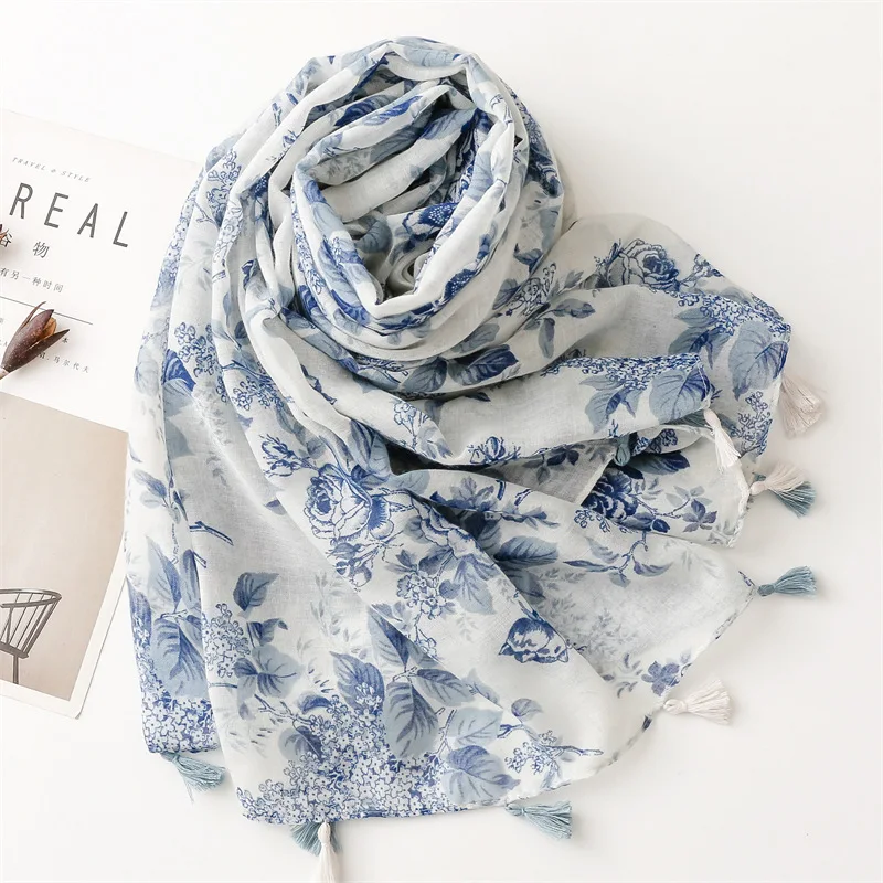Lenço Estampado Azul Clássico para Mulher - Image 4