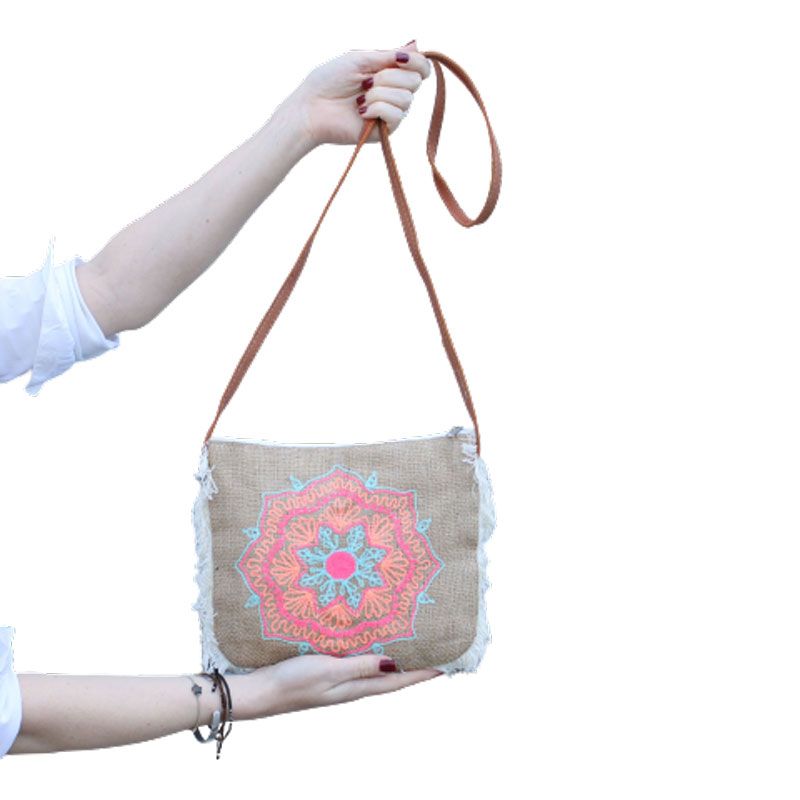 Bolsa com franjas e elefante: Estilo Ético em Juta - Image 4