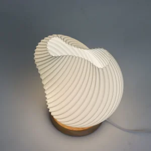 Lâmpada New Wave USB – Concha Torcida: Luz e Design Moderno